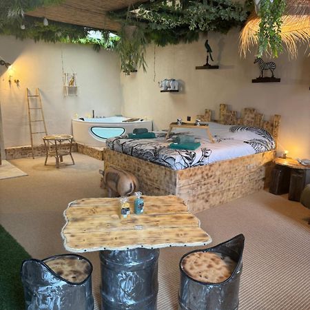 Bed and Breakfast La Jungle De Sissy Сент-Марі-де-ла-Мер Екстер'єр фото