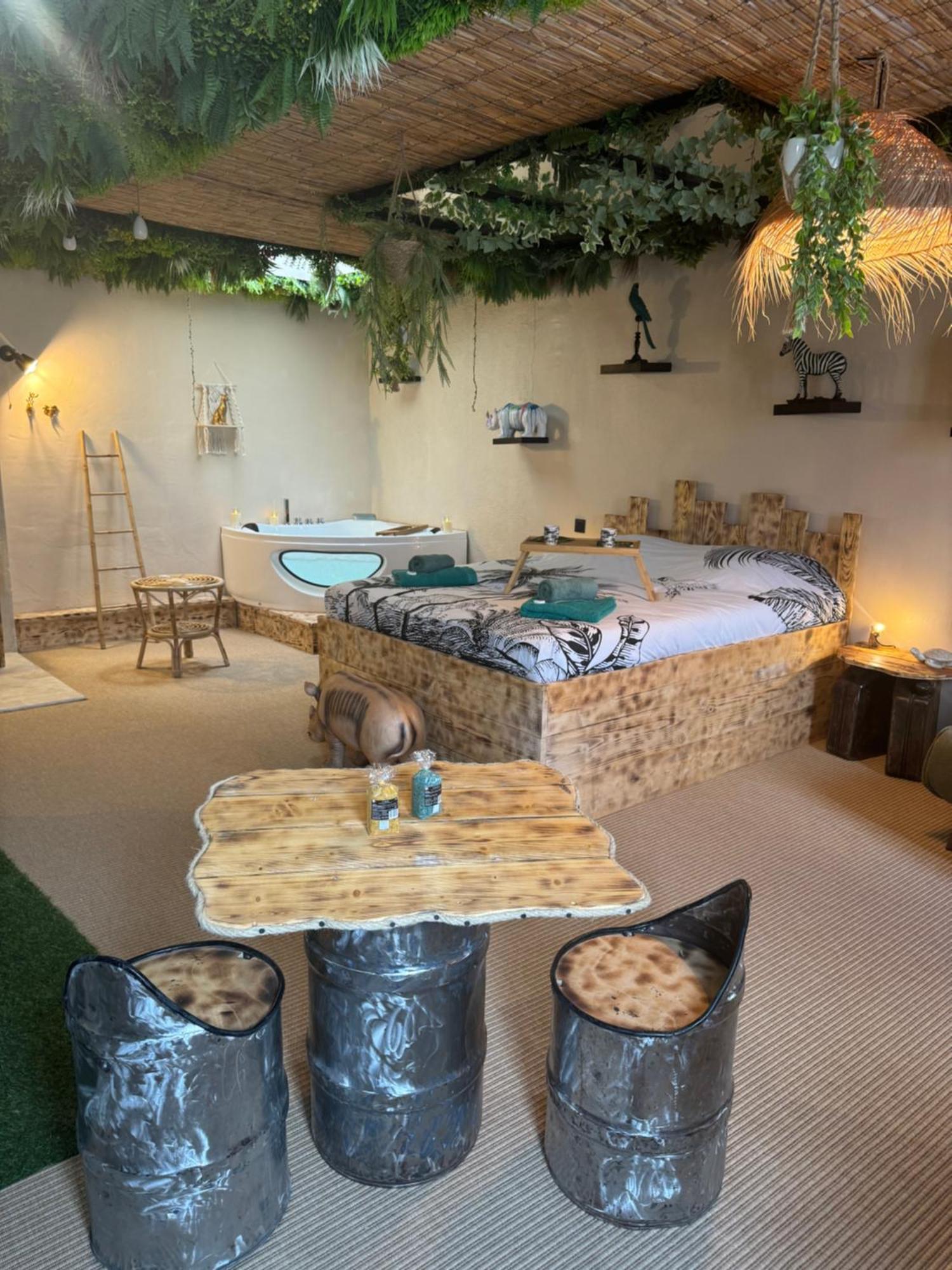 Bed and Breakfast La Jungle De Sissy Сент-Марі-де-ла-Мер Екстер'єр фото