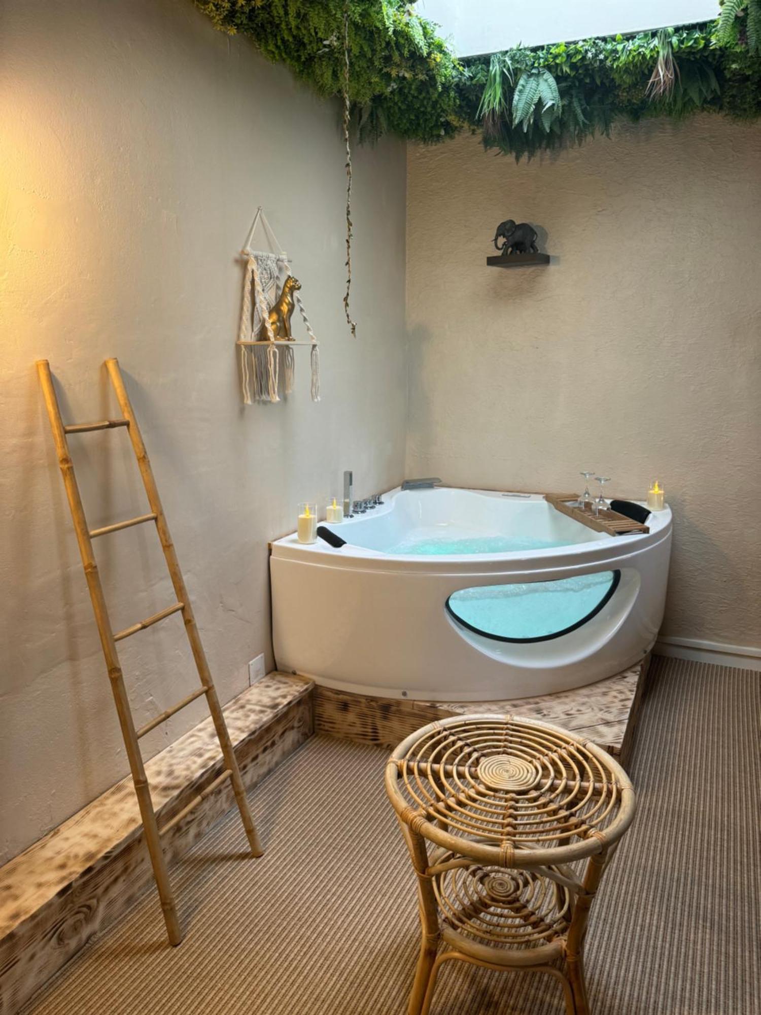 Bed and Breakfast La Jungle De Sissy Сент-Марі-де-ла-Мер Екстер'єр фото